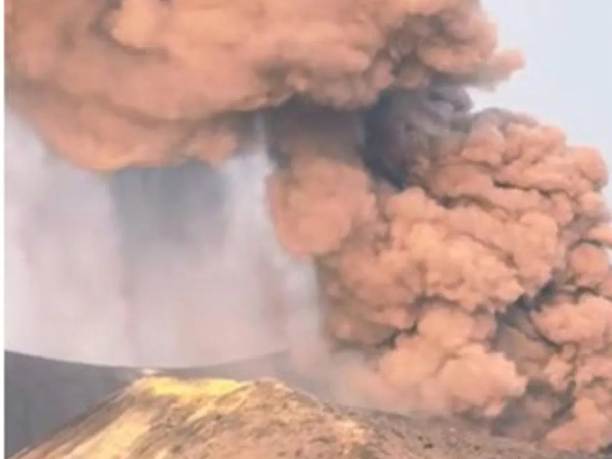 Awas Anak Krakatau naik ke Siaga, radius 3 km ditutup